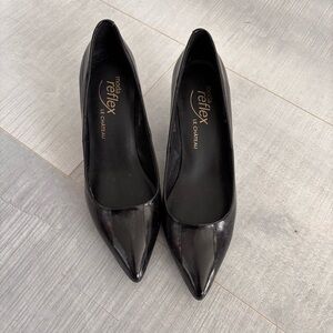 le chateau Moda Reflex Black Patent Pointed Toe Kitten Heel Size 6 EUC